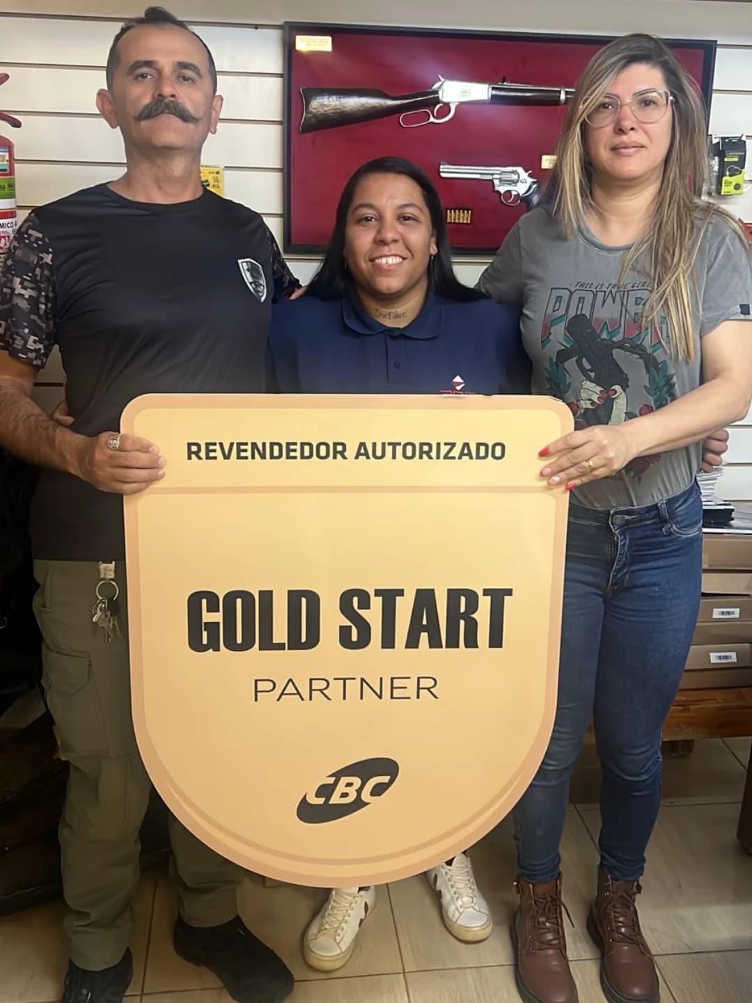 Equipe segurando placa CBC: Revendedor Autorizado, Gold Start Partner